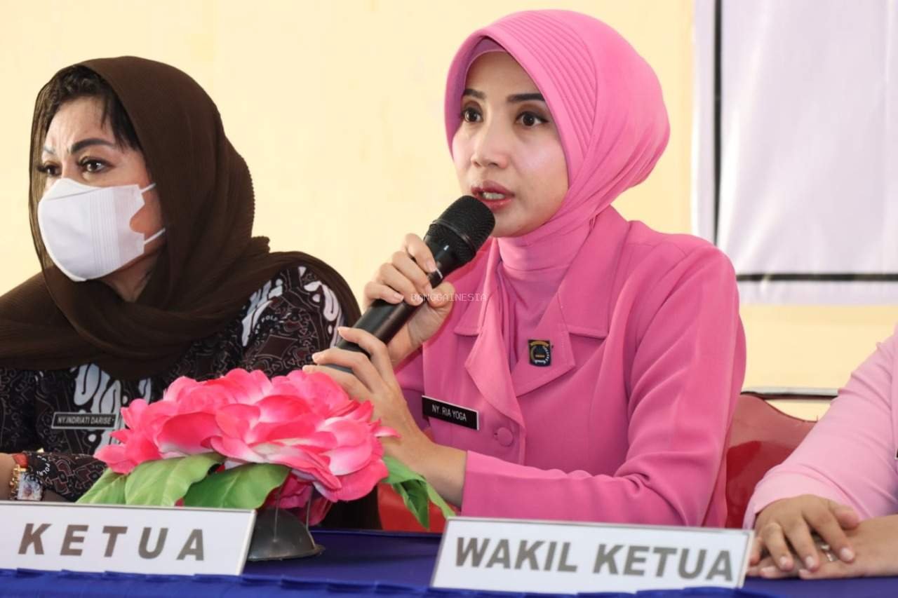 Bhayangkari dan Yayasan Kemala Bhayangkari Cabang Banggai Berbagi Kasih dengan Warakawuri