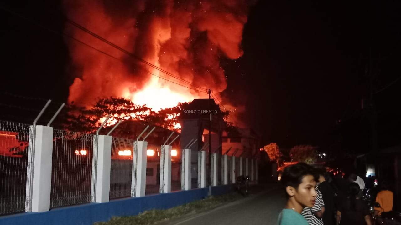 Gudang Barang di Pelabuhan Luwuk Terbakar