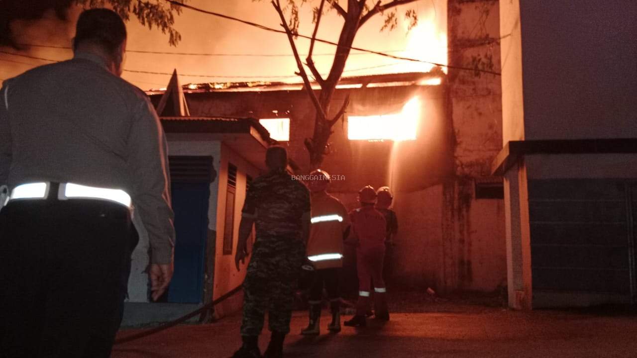 Kebakaran Gudang Sembako di Luwuk Kerugian Ditaksir Capai 1 Milyar