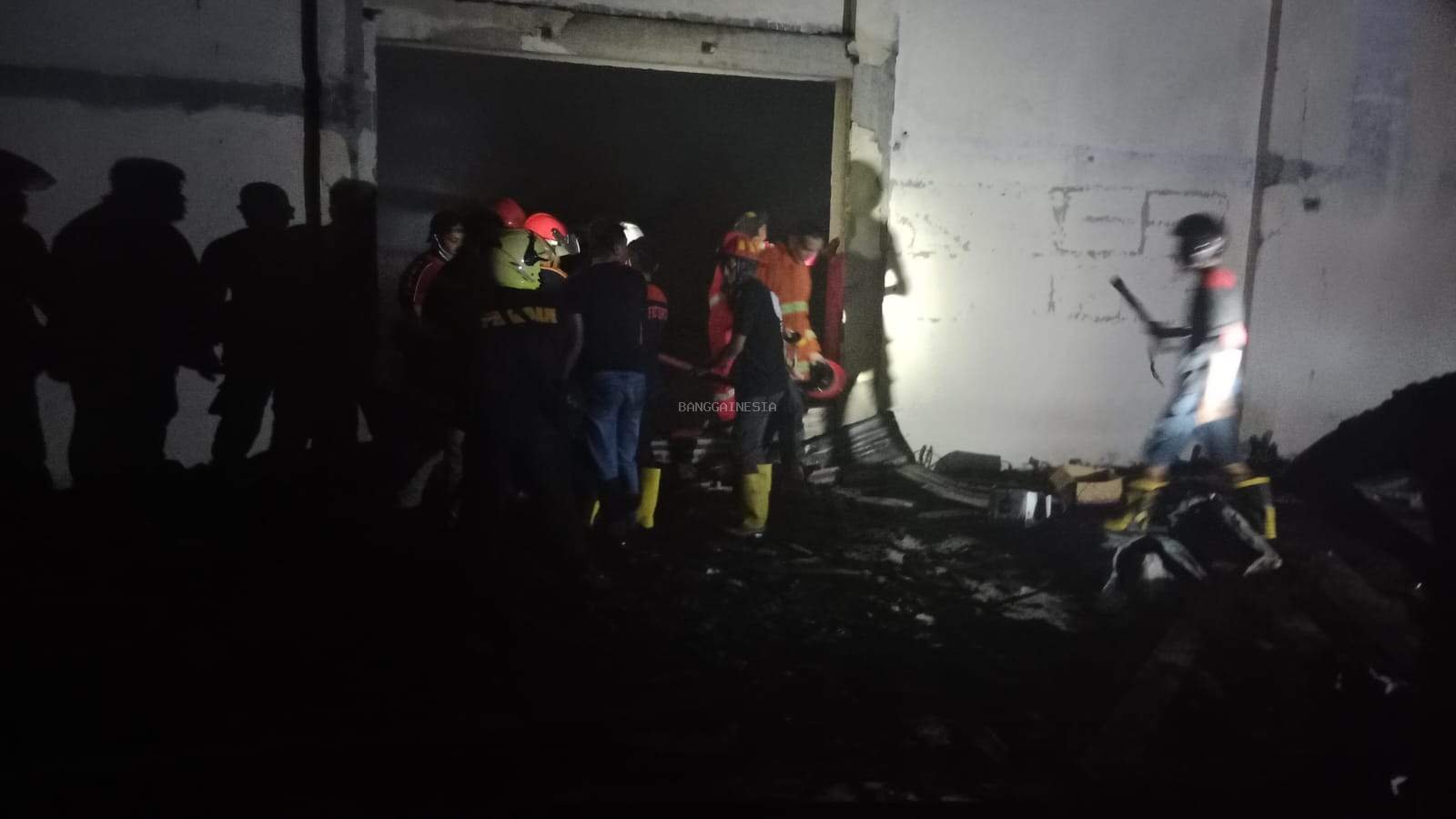 Diduga Hubungan arus pendek listrik Picu Kebakaran Gudang Sembako Di Kota Luwuk