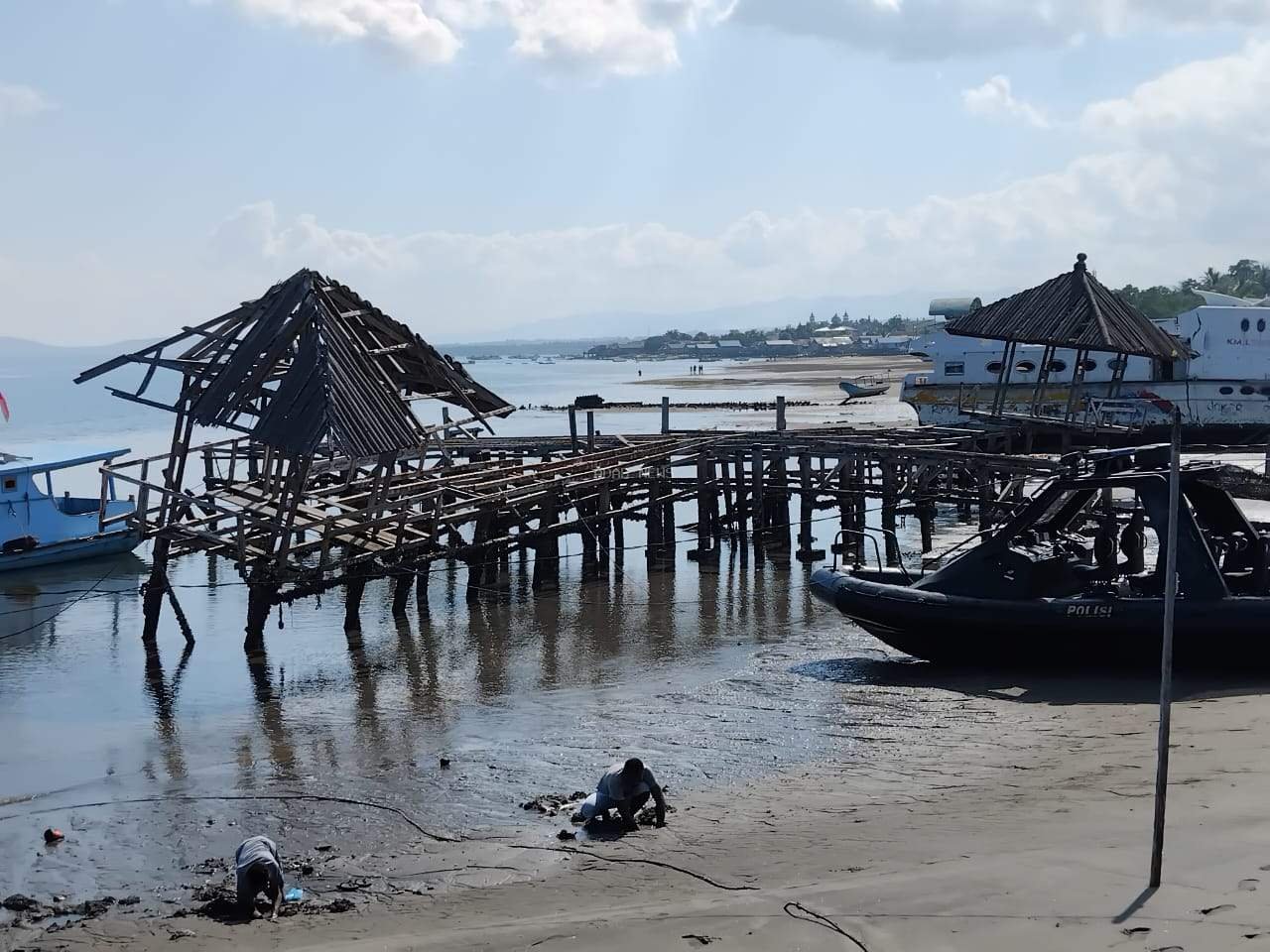 Rongsokan Jetty Rusak Pemandangan di Areal Pelabuhan Lewoleba