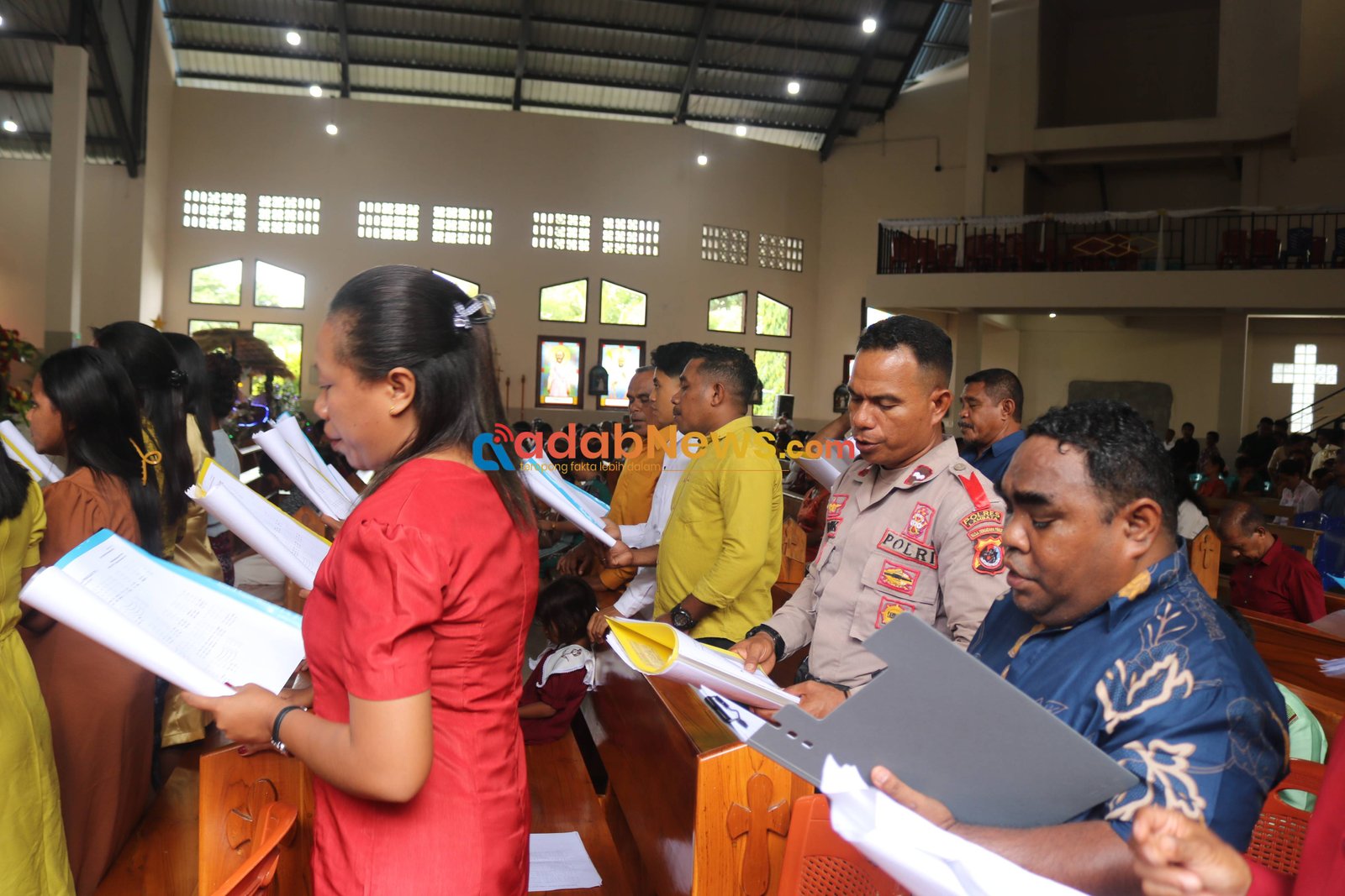 Ketika Seragam Polisi Menyatu Di Barisan Koor Natal
