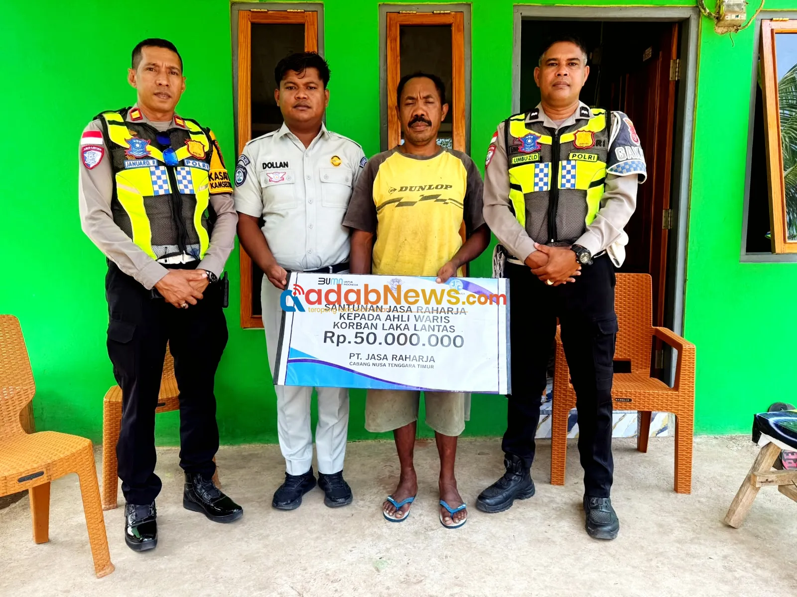 Asik, Satlantas Polres Lembata dan Jasa Raharja Serahkan Santunan Rp50 Juta kepada Ahli Waris Korban Lakalantas 