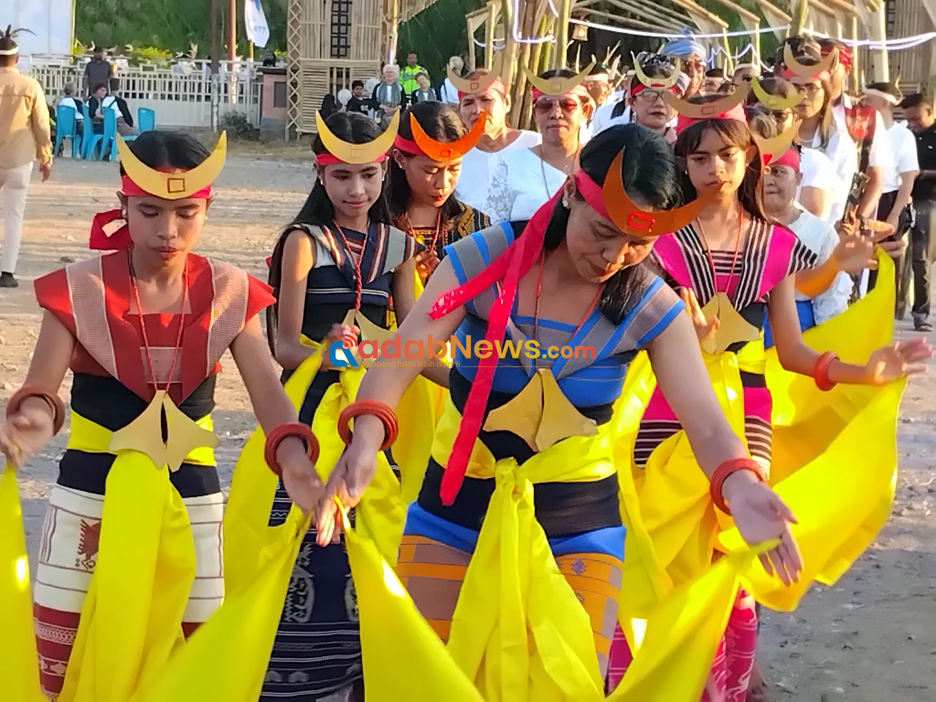 Ragam Motif Sarung hingga Musik Tradisional Khas Nusantara Ramaikan Karnaval Pembuka Festival Internasional Lamaholot