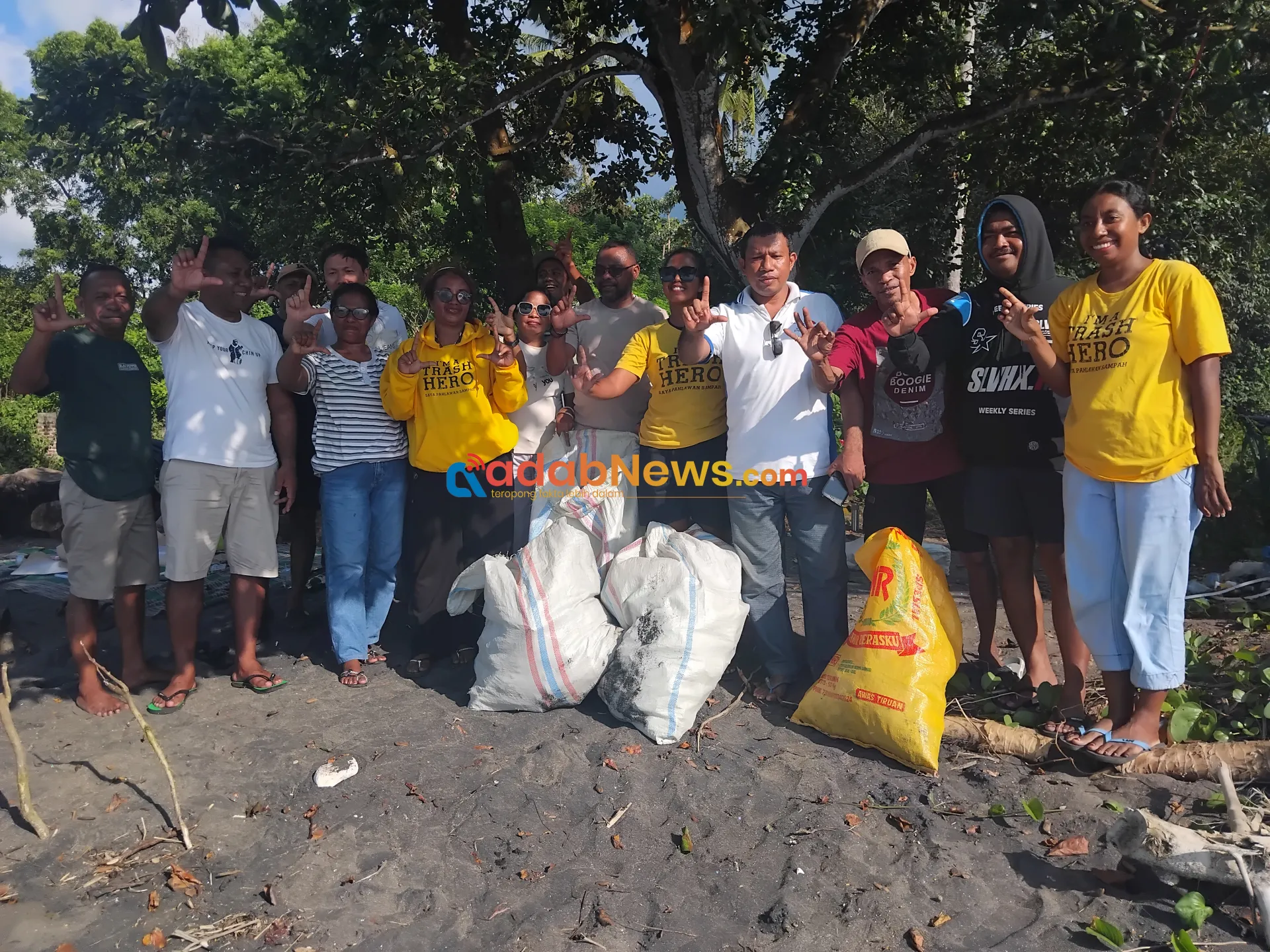 Pungut Sampah di SGB Bungsu, Trash Hero Lembata Gandeng Alumni St. Pius 1995 Edukasi Warga 