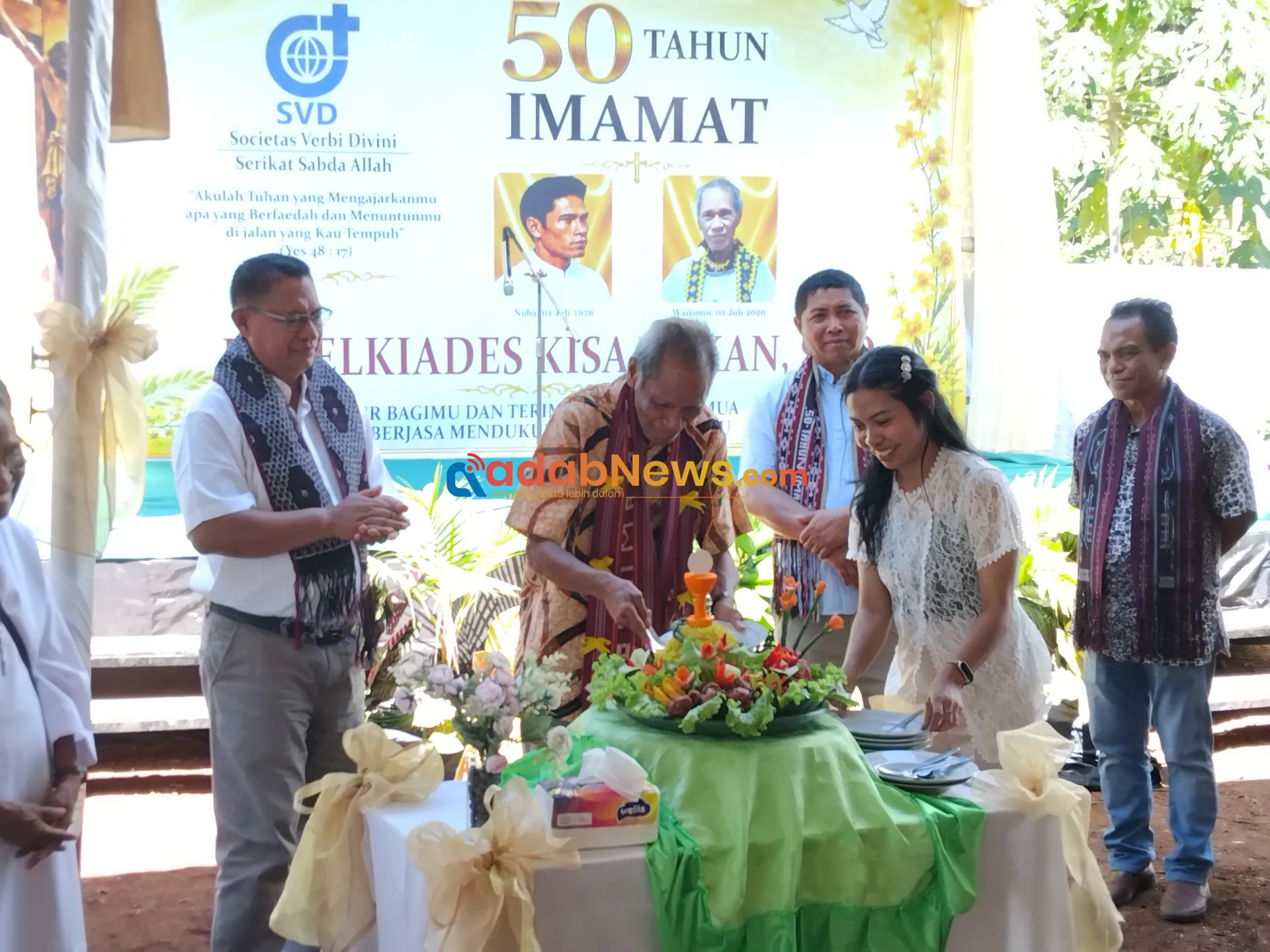 Langka, Umat Rayakan 50 Tahun Imamat Pater Melkiades Kisa Tukan, SVD dengan Narasi Emas dan Pemotongan Tumpeng